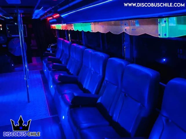 Interior iluminado del DiscoBus Chile